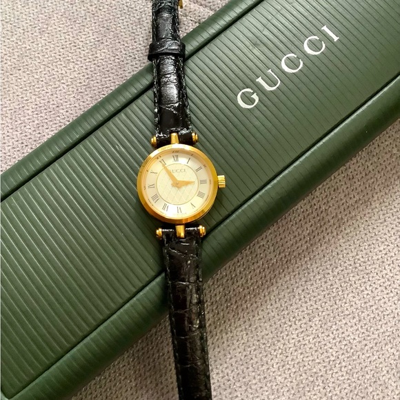 Ladies GUCCI SHELLY LINE watch 🔥🔥🔥 - Picture 2 of 12